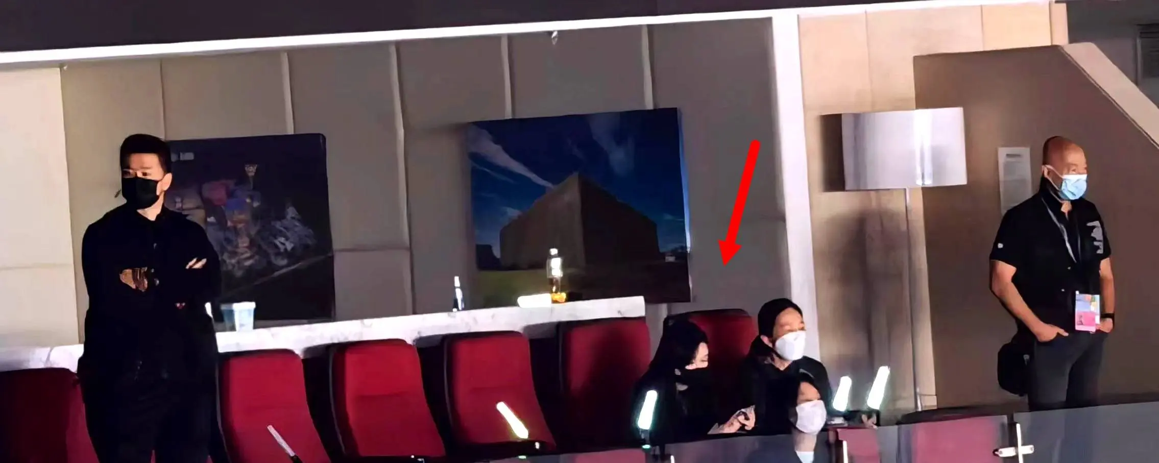 妻女坐包廂看劉德華演唱會(huì),如廁有保鏢陪,劉向蕙高聲向爸爸表白